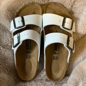 White Arizona Birkenstock’s (narrow)